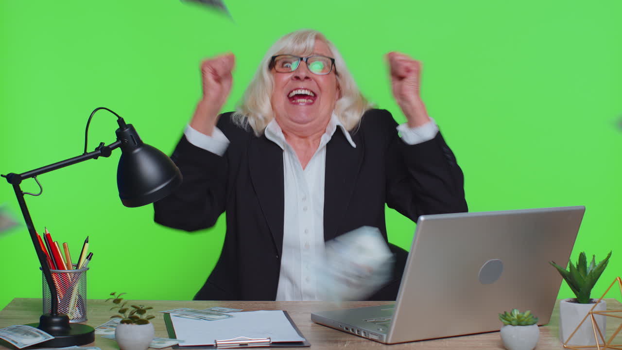 부유한 사업가 여성이 춤을 추며 축하하고, 승리하고, 부를 즐기며, 돈, 달러, 현금, 비가 많이 내린다.