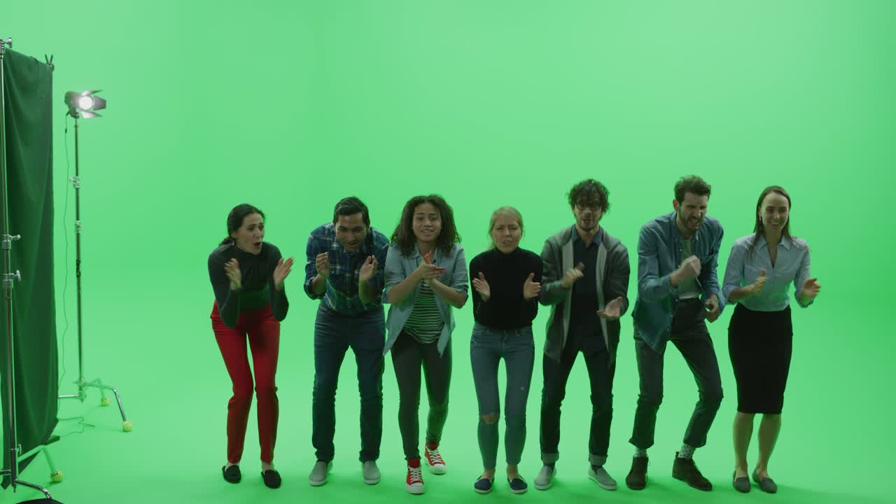 pantalla verde chroma key studio: multitud diversa de personas multiétnicas aplaudiendo, aplaudiendo con las manos en el aire y celebrando la victoria en el evento deportivo, concierto, festival, fiesta. vista frontal tomada