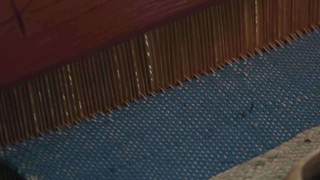 el tejedor hace tela en el telar étnico