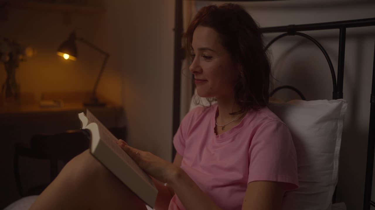 mujer leyendo en la cama por la noche