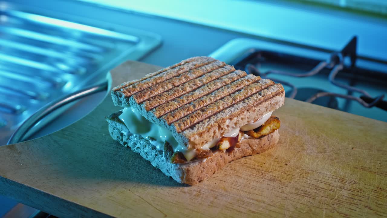 Toast sandwich con pollo e uova preparato per colazione