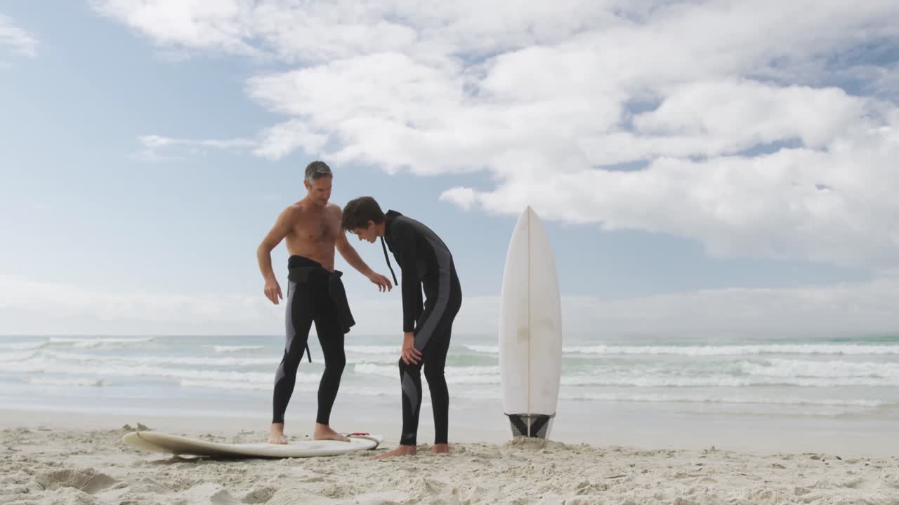 padre y joven hijo adulto disfrutando de actividades al aire libre juntos