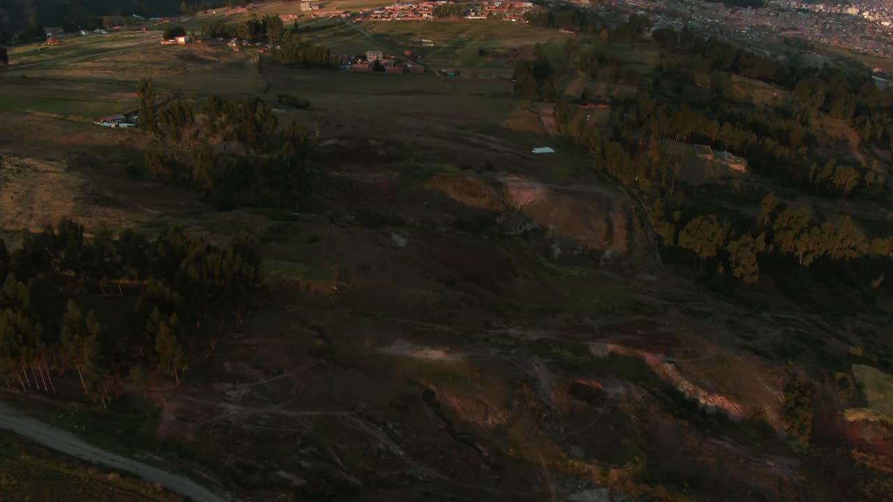 imágenes aéreas de drones de 4k sobre las colinas y montañas del norte de cusco en perú al atardecer