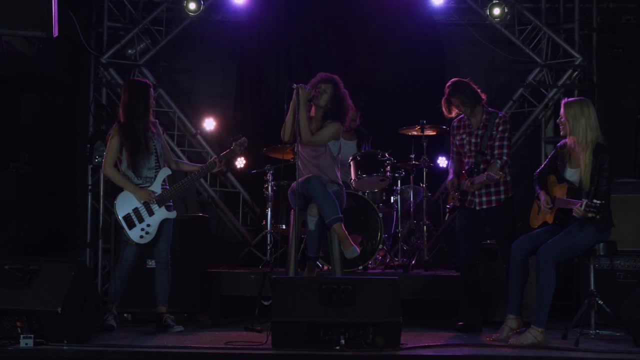 음악가 들 이 공연 하기 전 에 함께 리허설 하고 있다