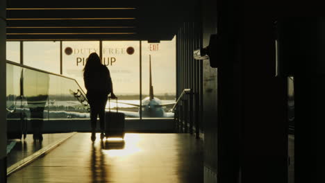 the silhouette of the passenger comes with a travel bag to board the plane