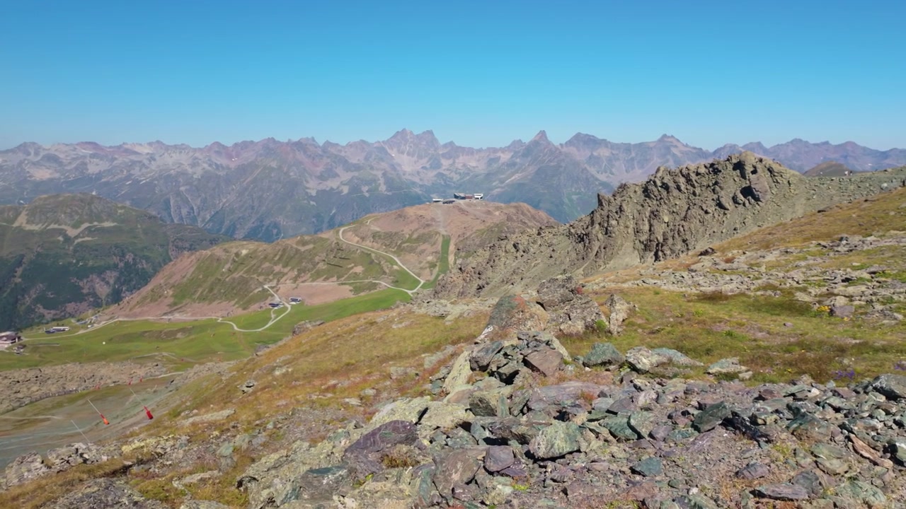 Splendida vista alpina dal punto selfie di Ischgl al confine montano austro-svizzero. Panoramica a destra