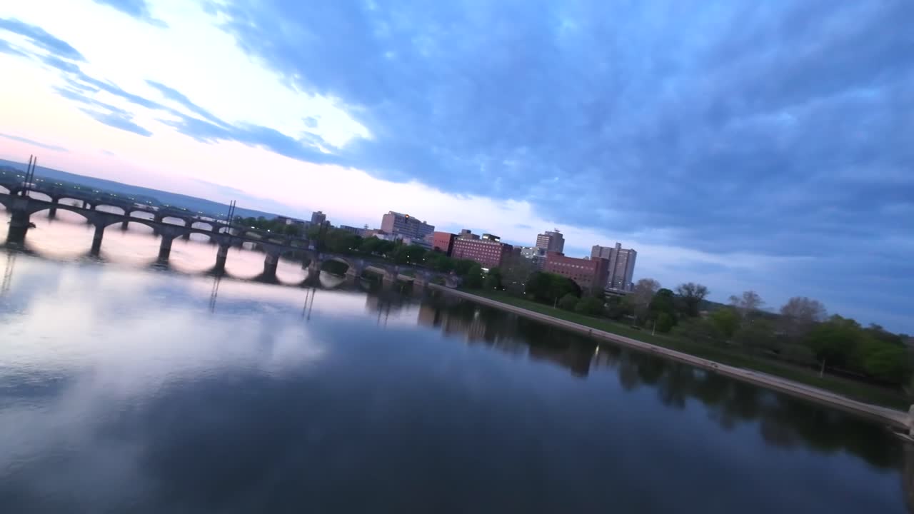 vuelo de velocidad sobre pistas con puentes en la ciudad americana al amanecer