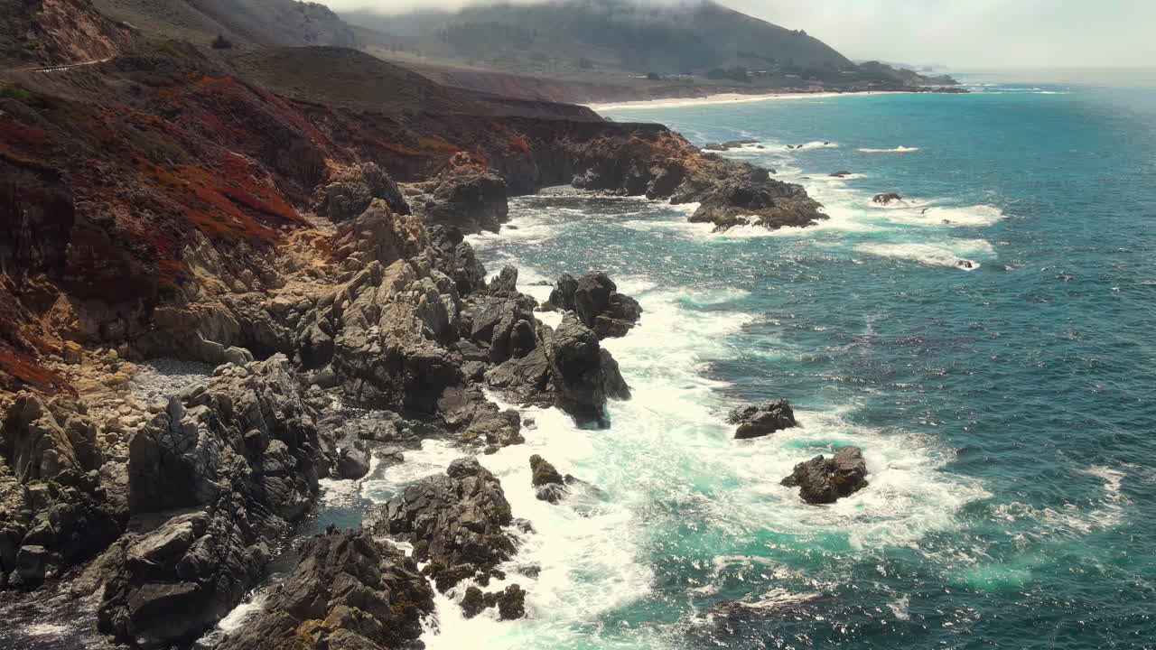 vista de vuelo aéreo de drones del mar esmeralda en la costa de big sur