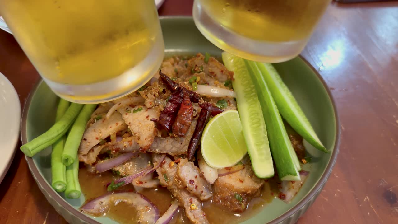 신선한 채소와 함께 맛있는 태국 요리