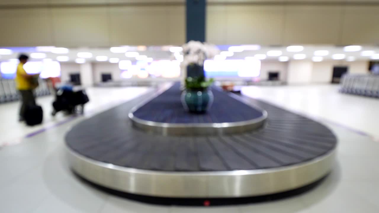 공항에서 수하물 처리.