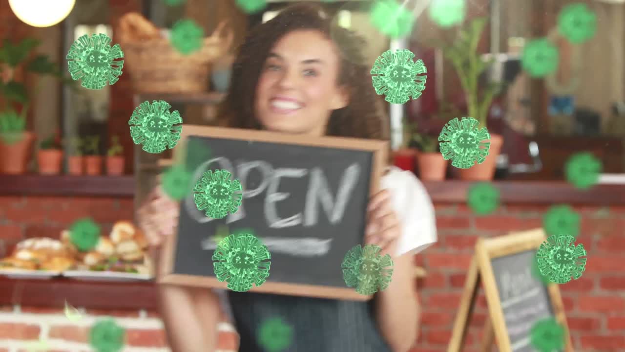 행복한 혼합 인종 여성 위에 떠다니는 거대한 코로나19 세포의 애니메이션