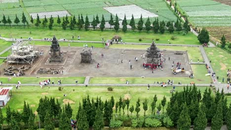 Belleza-Del-Templo-De-Arjuna-En-La-Meseta-De-Dieng,-Vista-De-órbita-Aérea