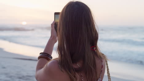 Mujer,-Viaje-Y-Playa-Con-Smartphone