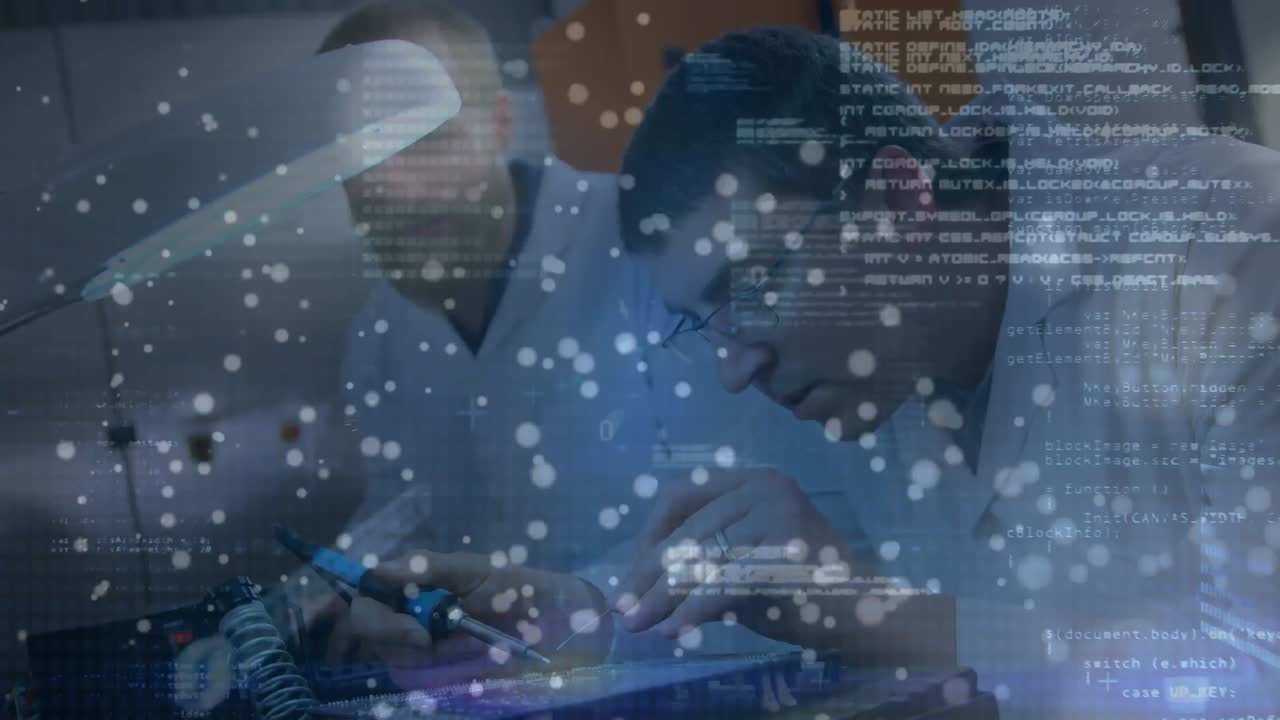 공장에서 일하는 두 명의 백인 남성 엔지니어에 대한  반점의 애니메이션과 데이터 처리