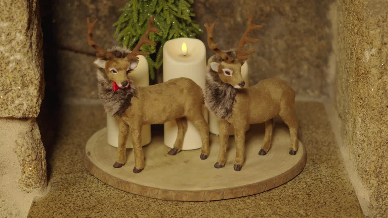 Bellissima decorazione natalizia con due renne e un cerbiatto, una candela e un albero