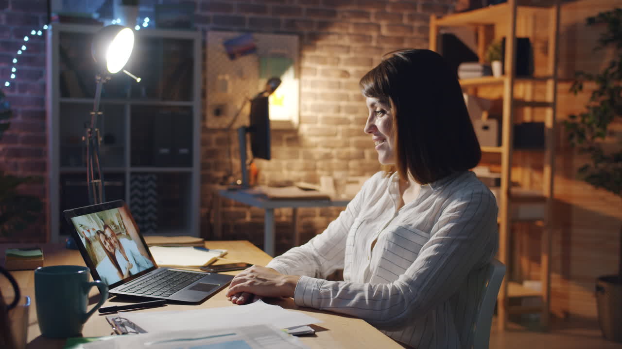 mujer haciendo una llamada de video en casa