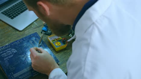 ingeniero robótico ensamblando placa de circuito en el escritorio 4k