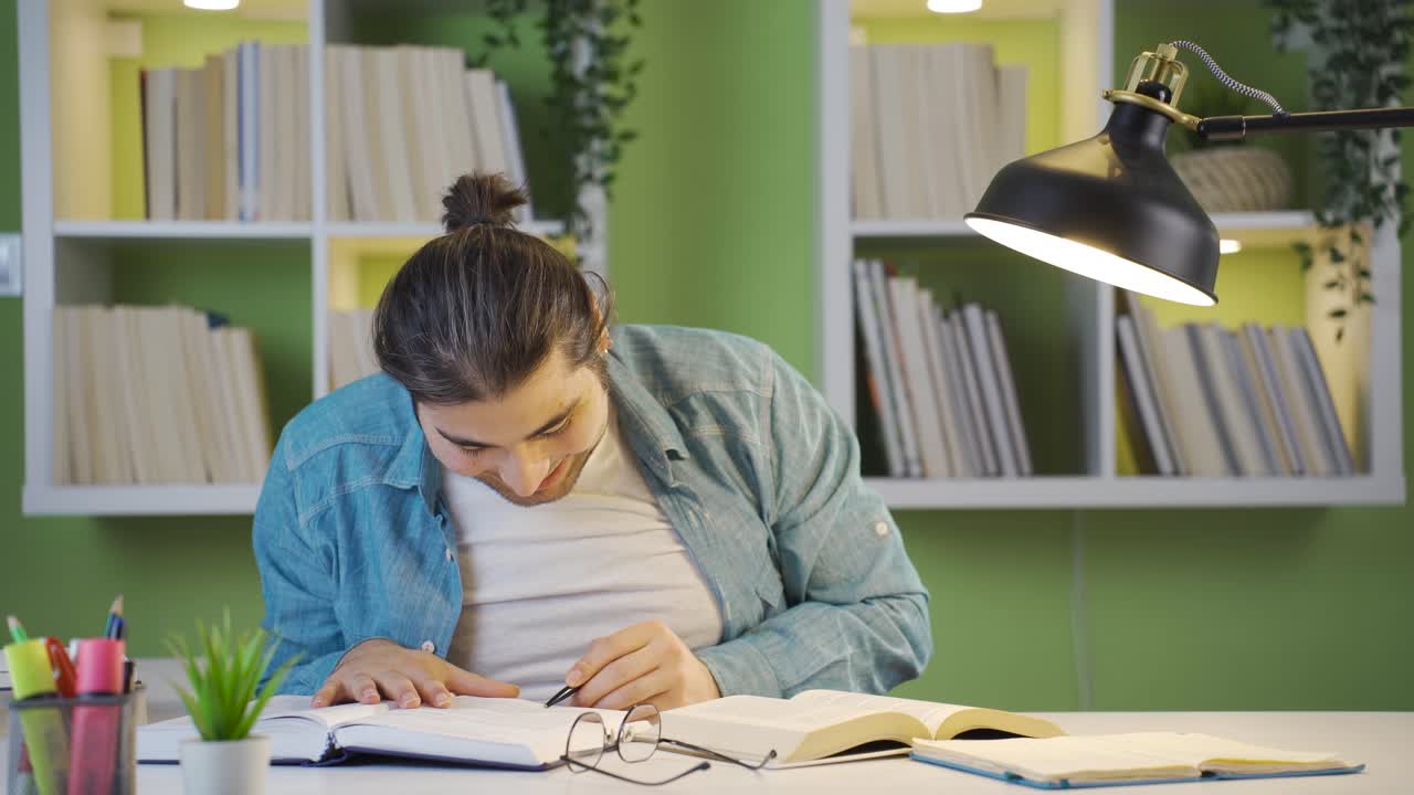 el estudiante masculino feliz está logrando y experimentando alegría.