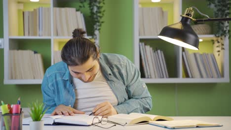 el estudiante masculino feliz está logrando y experimentando alegría.