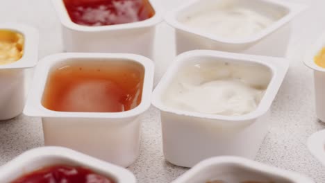 variedad de salsas de inmersión en recipientes individuales
