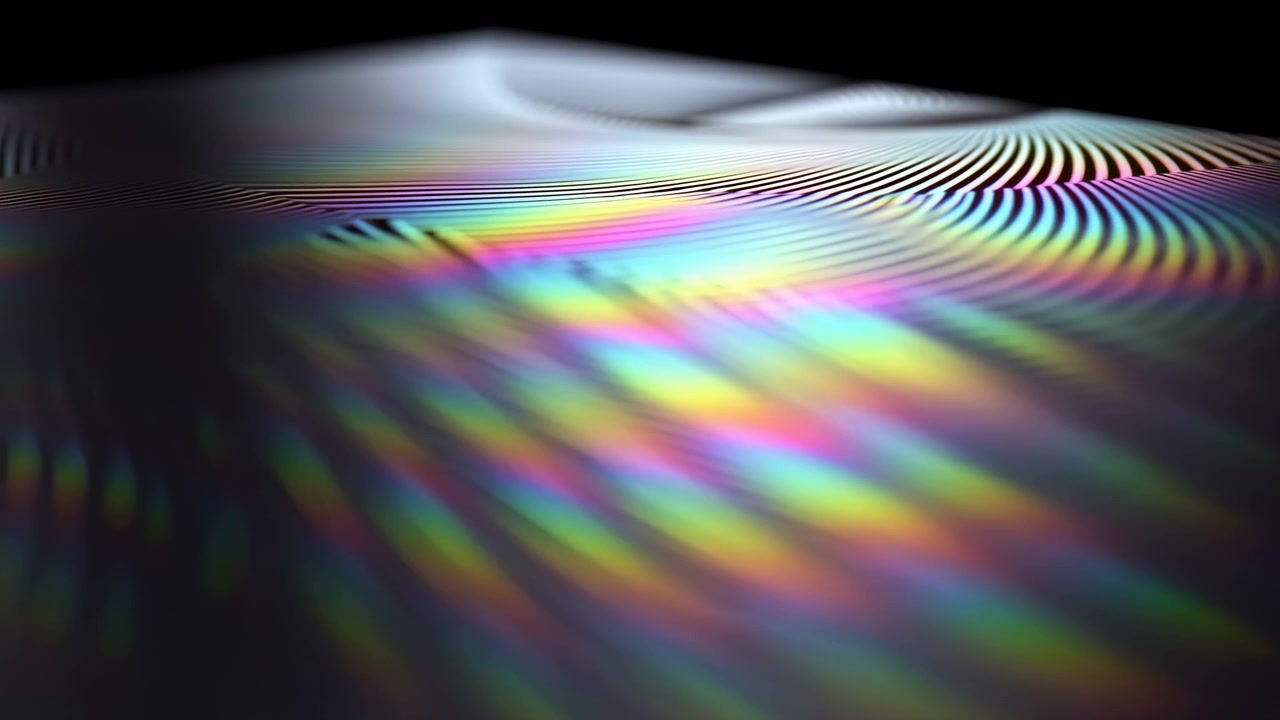 Il movimento a basso angolo vicino alla superficie mostra una texture a basso rilievo con creste e scanalature parallele mentre i riflessi iridescenti si espandono e si spostano diagonalmente, creando un elegante luccichio metallico, un contrasto morbido