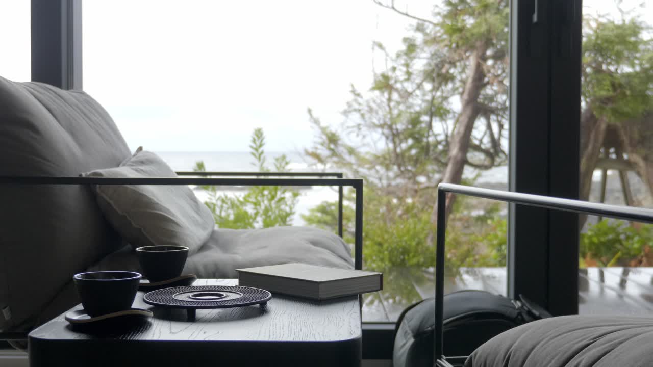 silla cómoda y mesa lateral dentro de una cómoda sala de estar