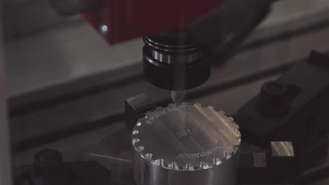 máquina de grabado por cnc que trabaja en piezas metálicas