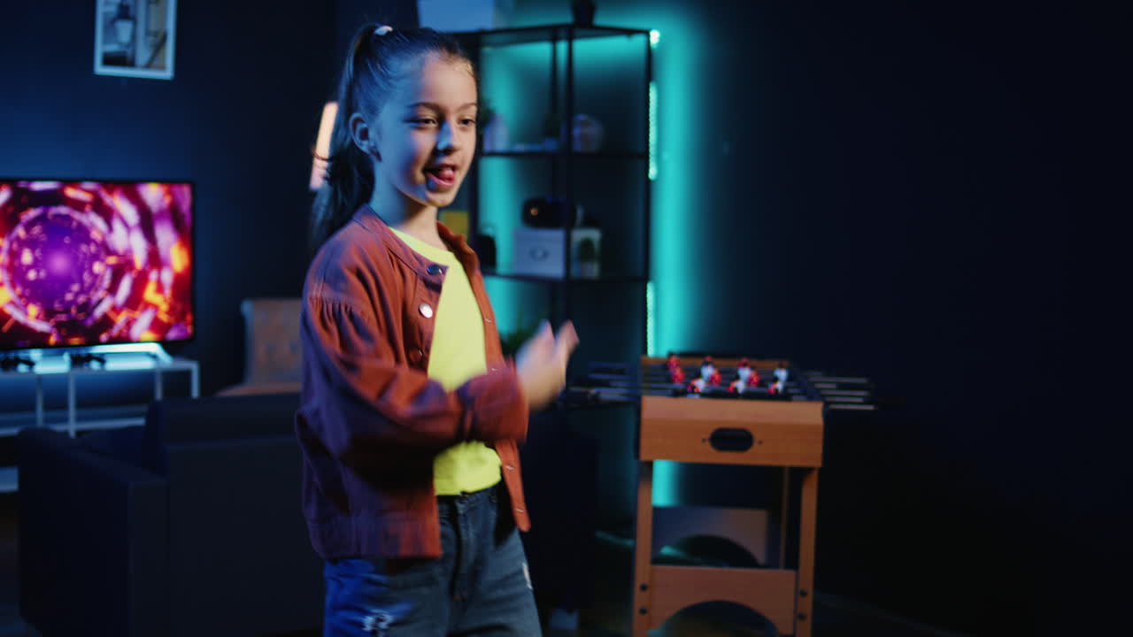 chica grabando un video con un teléfono inteligente dirigido a la generación z de espectadores