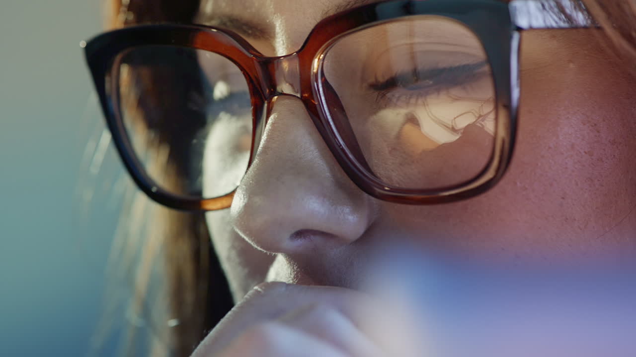 mujer joven atractiva usando una tableta digital, una computadora, una pantalla táctil, un ipad