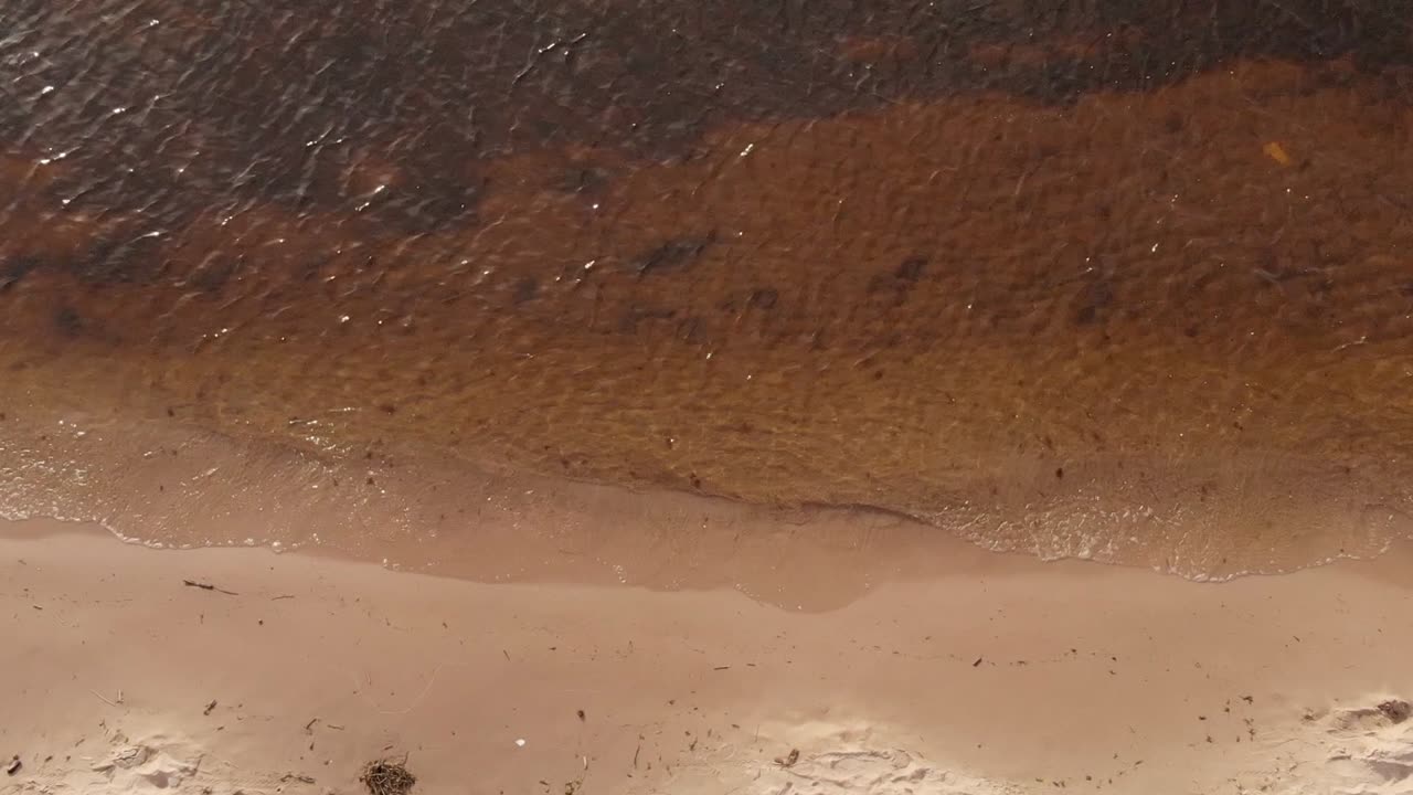 마법의 모래 해변, 발트해, 카르니카바, 라트비아의 부드러운 잔잔한 파도