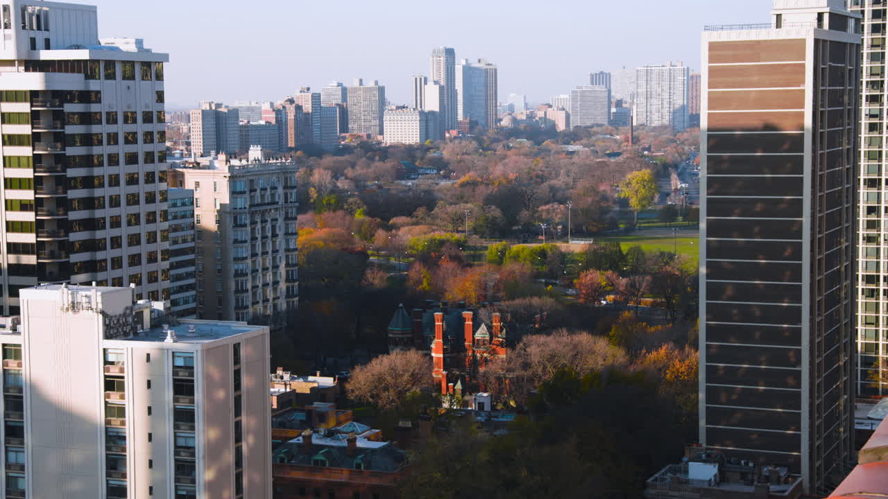 시카고 시내 근처에 있는 공원과 아파트 건물의 휴대용 사진