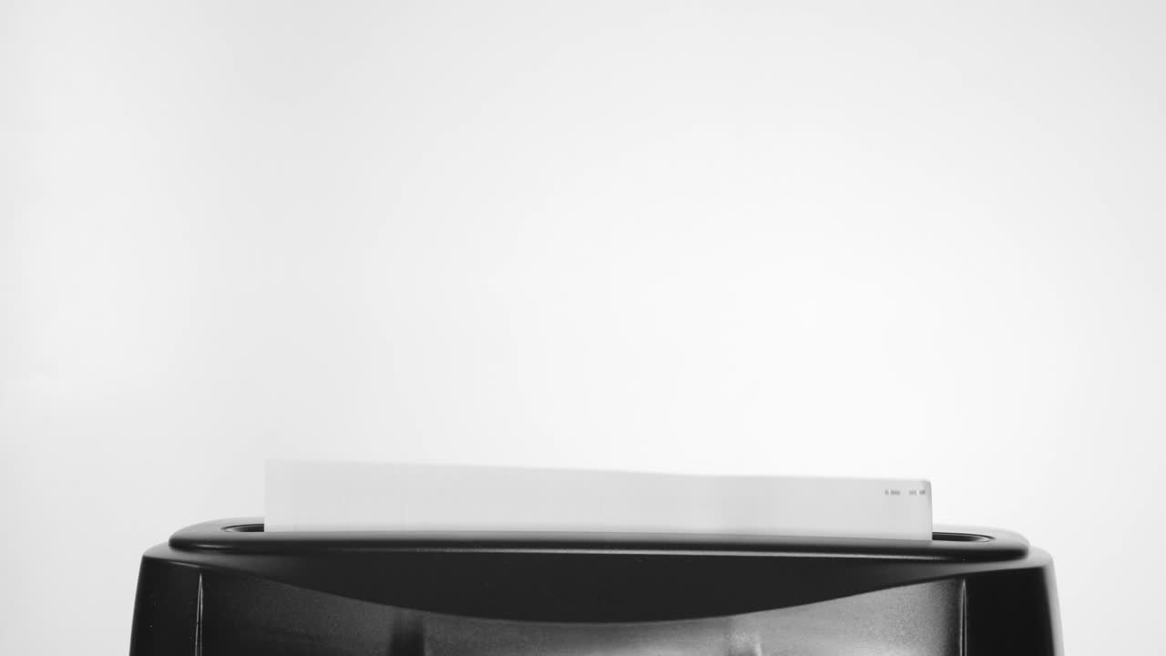 종이 시트 가 조각기 를 통해 통과