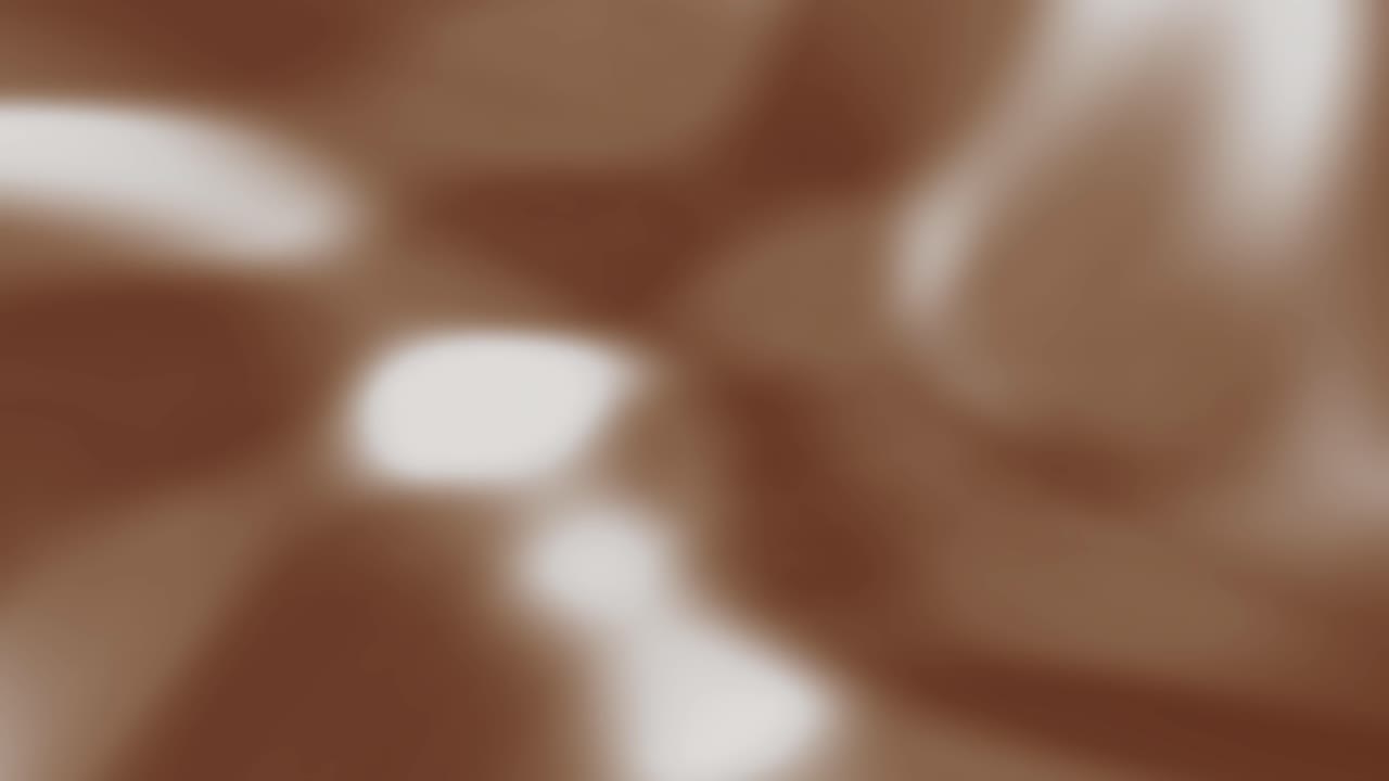 Liquido marrone liscio si increspa lentamente con morbidi riflessi bianchi su un fotogramma orizzontale in 4K.