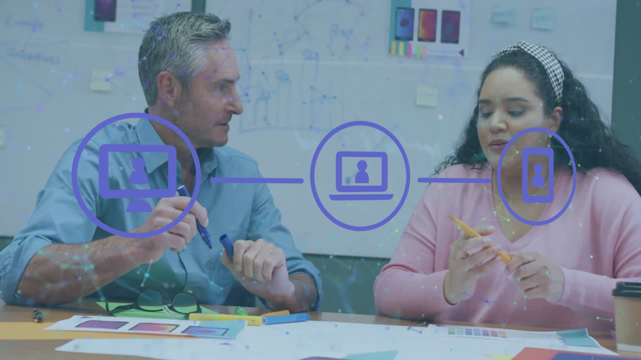 animación de iconos de medios sobre diversos colegas discutiendo el trabajo