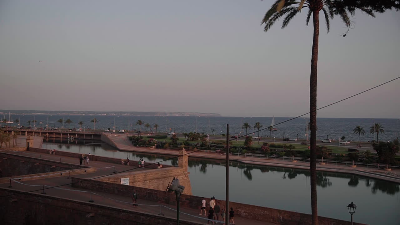 lago en palma de mallorca al lado de la catedral alrededor del atardecer