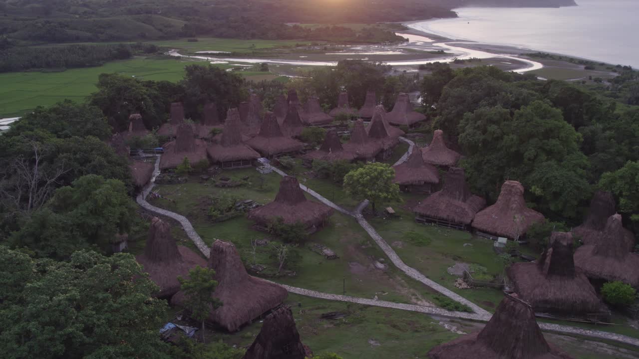 vista panorámica de kampung situs yarro wora en la isla de sumba durante el amanecer, aérea