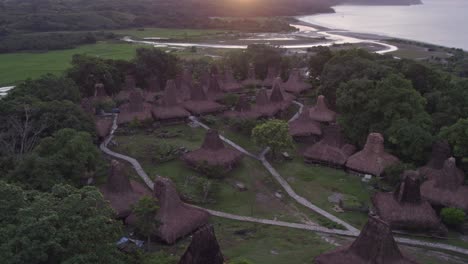 Vista-Panorámica-De-Kampung-Situs-Yarro-Wora-En-La-Isla-De-Sumba-Durante-El-Amanecer,-Antena