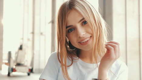 retrato de una joven sonriente