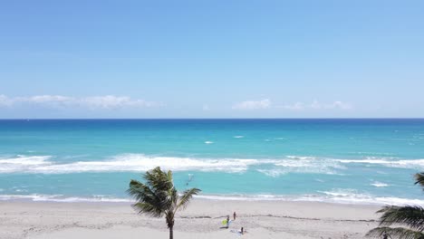 Beachgoers-of-West-Palm-Beach,-Florida