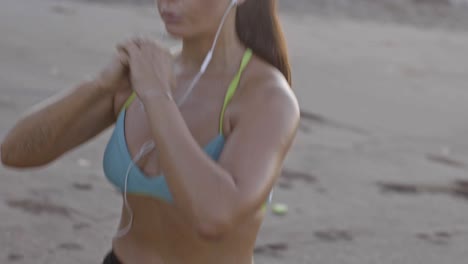 mujer haciendo lunges en la playa