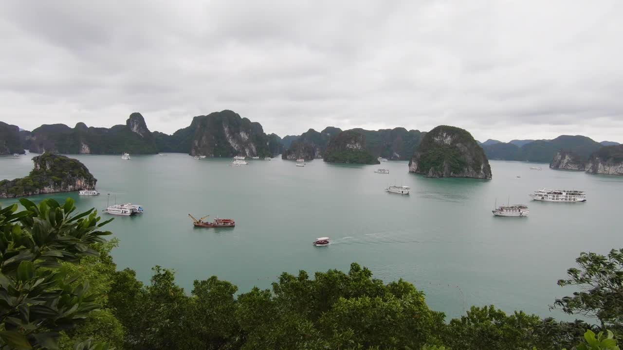 전망대에서 바라본 하롱베이