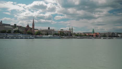 Bootsfahrt-Durch-Die-Donau,-Sommernachmittag,-Leicht-Bewölkt