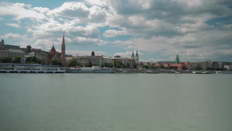 paseo en barco por el danubio, tarde de verano, poco nublado