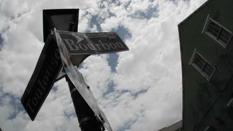 Toma-De-Lapso-De-Tiempo-De-Bourbon-Street-Sign-En-Nueva-Orleans-Luisiana-Zoom-Lento