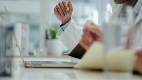 médico, manos y computadora portátil en la reunión