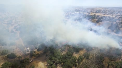 el fuego arrasa la cresta con camiones en la parte inferior