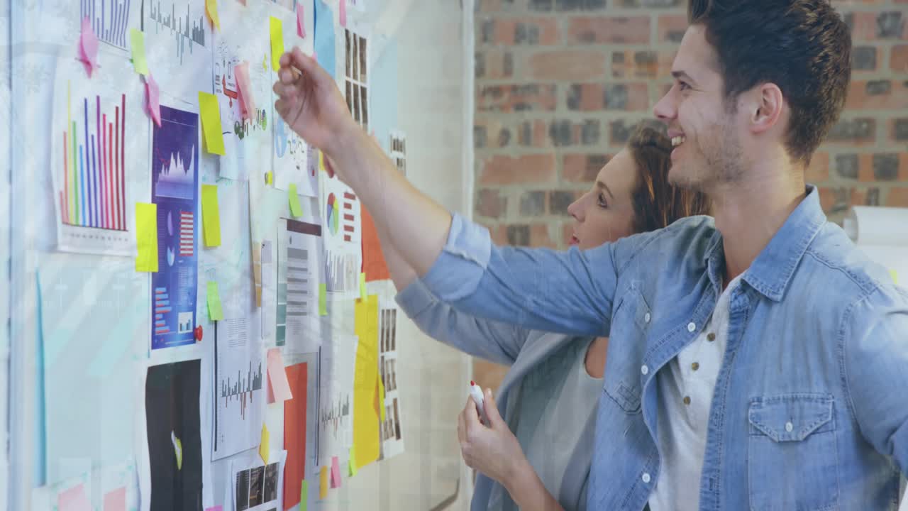Animazione di elaborazione dati statistici su uomo e donna caucasici che discutono in ufficio