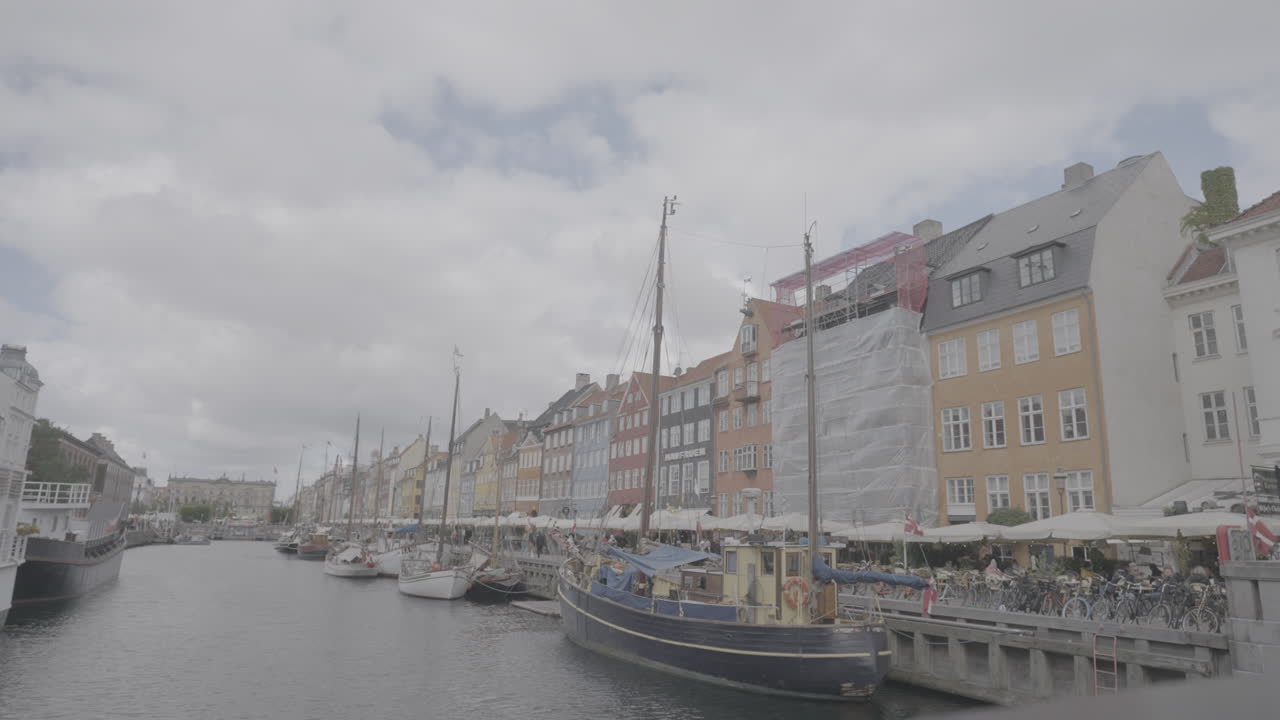 Oversigtsbillede af Nyhavn i København, Danmark på en overskyet dag LOG