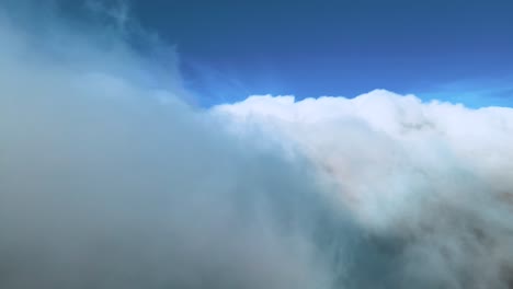 toma aérea de nubes rodantes en lo alto del cielo azul, montañas de anaga españa