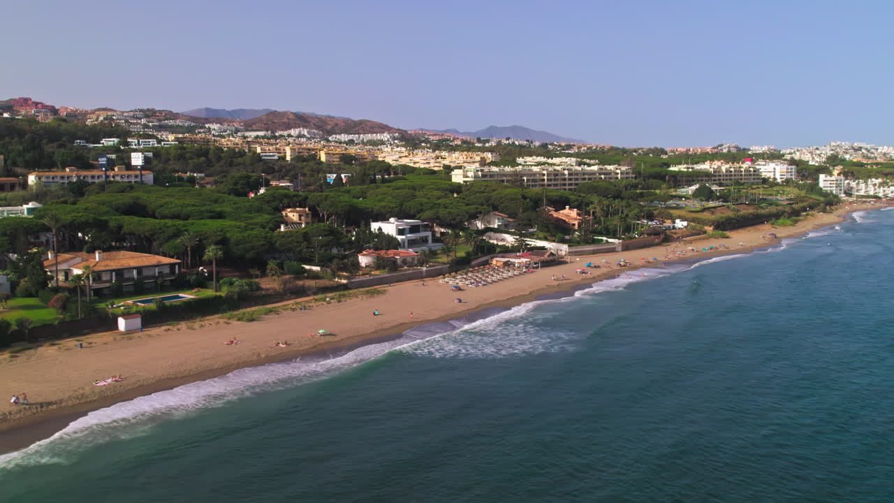 Veduta aerea della costa di Calahonda, Andalusia, Spagna, in una giornata limpida e soleggiata